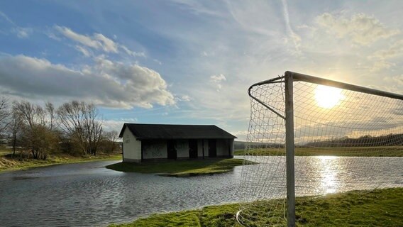 Ein überschwemmter Sportplatz in Eisdorf-Dorste. © NDR Foto: Falk Schwarz