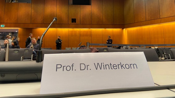 Auf einem Namensschild im Gerichtsssal des Landgerichts Braunschweig steht Prof. Dr. Winterkorn © NDR.de | Hilke Janssen Foto: Hilke Janssen