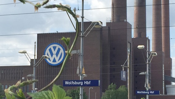 Das VW-Werk liegt direkt am Wolfsburger Hauptbahnhof. © NDR Foto: Lydia Haake