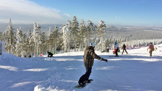 Ein Snowboarder startet die Abfahrt am Wurmberg. © NDR Foto: Janek Wiechers