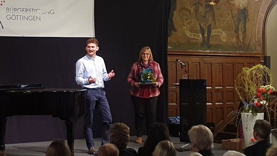 Linus Phillip Henkel wird beim Göttinger Zivilcouragepreis mit dem ersten Platz ausgezeichnet. © NDR Foto: Pearl Väth