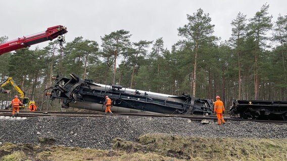 Ein verunfallter Waggon wird bei Gifhorn von den Gleisen gehoben. © NDR Foto: Michael Brandt