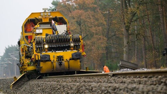 Leiferde: Schotter wird an das neue Gleisbett an der Unfallstelle angepasst. © picture alliance/dpa Foto: Philipp Schulze