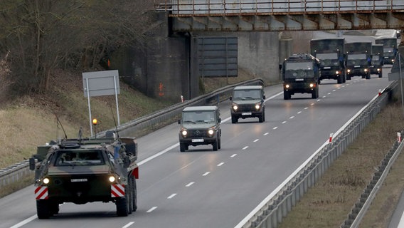 Eine Fahrzeugkolonne der Bundeswehr fährt auf einer Autobahn. © picture alliance/dpa/dpa-Zentralbild Foto: Bernd Wüstneck