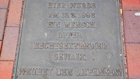 Gedenkstein für einen von Neonazis erschlagenen Mann am Busbahnhof in Buxtehude. © NDR Foto: Volker Pickenpack