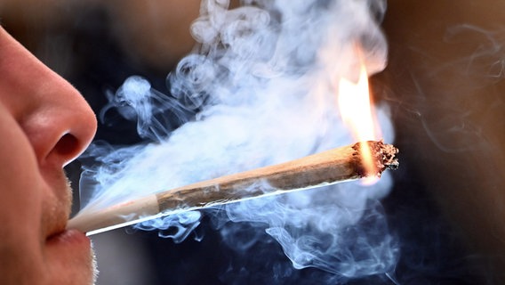 Eine Person raucht einen Joint. © picture alliance Frank Hoermann/Sven Simon Foto: Frank Hoermann/Sven Simon