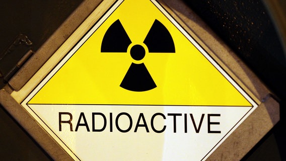 Ein Schild warnt an einem Castor-Transport mit der Aufschrift "radioactive" vor radioaktiver Strahlung. © picture alliance Foto: Jan Woitas