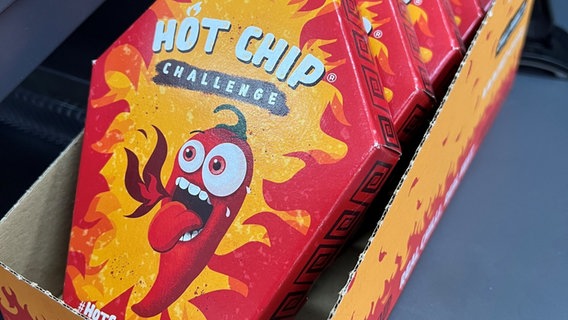 Mehrerer Packungen der "Hot Chip Challenge" liegen in einem Kiosk neben der Kasse. © picture alliance/dpa | Doreen Garud Foto: Doreen Garud