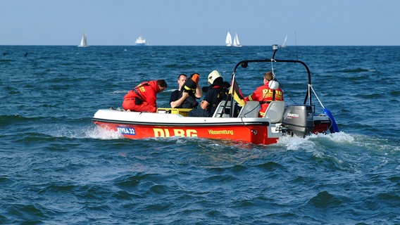 Mitarbeiter der DLRG auf einem Rettungsboot. © DLRG 