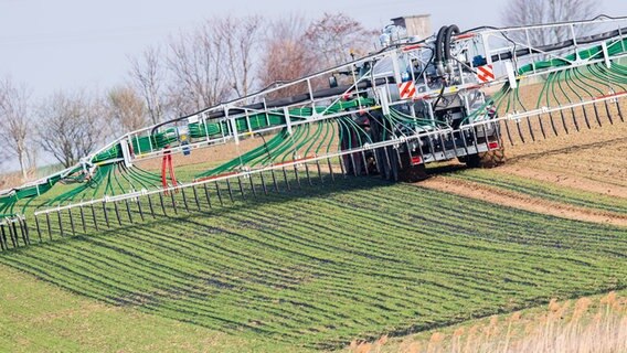 Ein Landwirt düngt mit Gärresten aus einer Biogasanlage ein Feld. © picture alliance/dpa Foto: Julian Stratenschulte