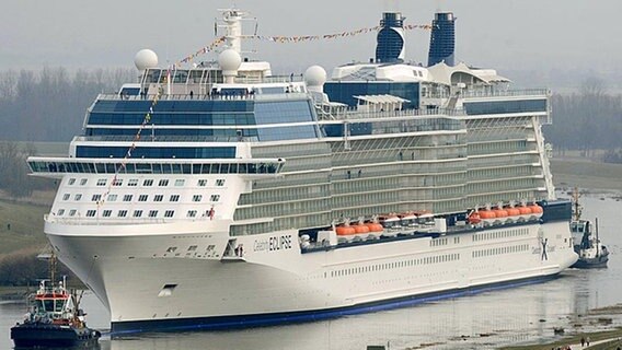 Das Kreuzfahrtschiff "Celebrity Eclipse" bei seiner Emspassage. © dpa Foto: Ingo Wagner