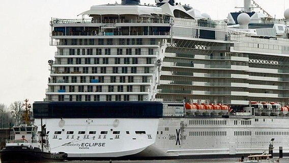 Das Kreuzfahrtschiff "Celebrity Eclipse" bei seiner Emspassage. © AP Foto: Focke Strangmann