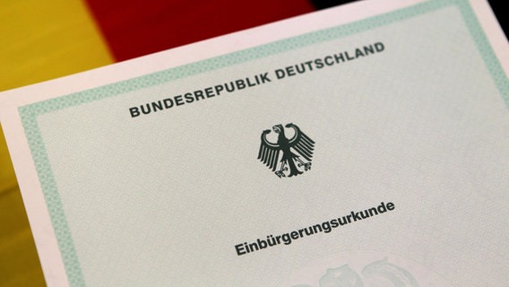 Eine Einbürgerungsurkunde der Bundesrepublik Deutschland. © picture alliance/dpa Foto: Stephan Jansen