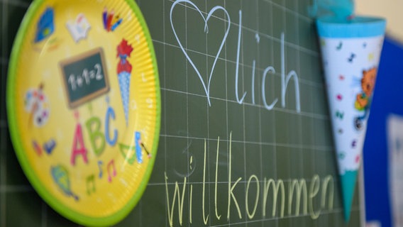 An der Tafel eines Klassenzimmers steht am Anfang des Schuljahres "Herzlich Willkommen" geschrieben. © picture alliance/Kirchner-Media | Christopher Neundorf Foto: Christopher Neundorf