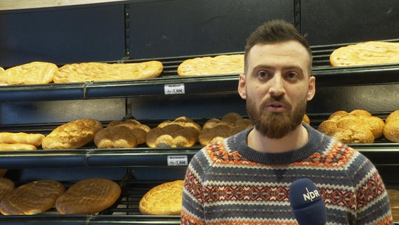 Mehmet Emin Akin, Bäckerei-Inhaber, im Interview. © NDR 