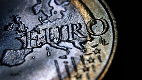 Eine Euro-Münze liegt auf einem Tisch. © picture alliance/dpa | Karl-Josef Hildenbrand Foto: Karl-Josef Hildenbrand