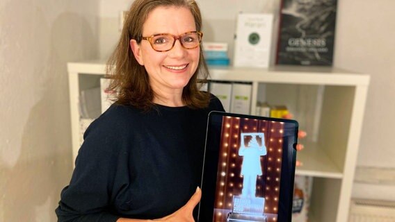 Christina Harland hält den Bremer Fernsehpreis in ihren Händen. © NDR 