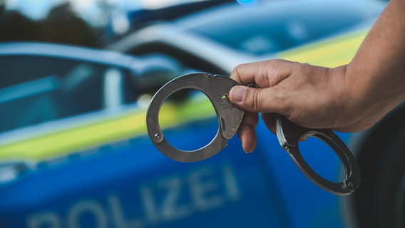 Streifenwagen, Polizistin mit Handschellen. © picture alliance / Ostalb Network | Marius Bulling Foto: Marius Bulling