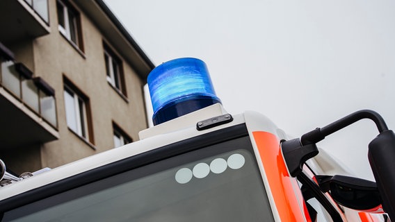 Auf dem Dach eines Feuerwehrautos leuchtet ein Blaulicht. © NDR Foto: Julius Matuschik