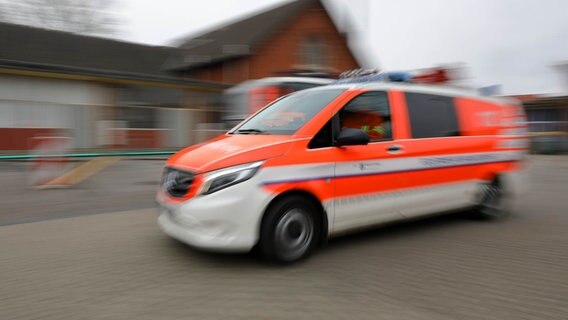 Ein Einsatzwagen der Feuerwehr Braunschweig während der Fahrt. © NDR Foto: Uwe Day