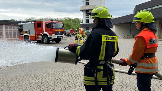 Angehende Feuerwehrleute der Freiwilligen Feuerwehr Goslar bei der Ausbildung. © NDR Foto: Sofia Leikam
