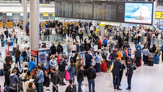 Menschen stehen in langen Schlangen am Flughafen Hannover. © picture alliance/dpa Foto: Michael Matthey