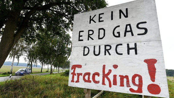 Ein Transparent mit der Aufschrift "Kein Erdgas durch Fracking!" steht am Straßenrand. © picture alliance / Holger Hollemann/dpa | Holger Hollemann Foto: Holger Hollemann