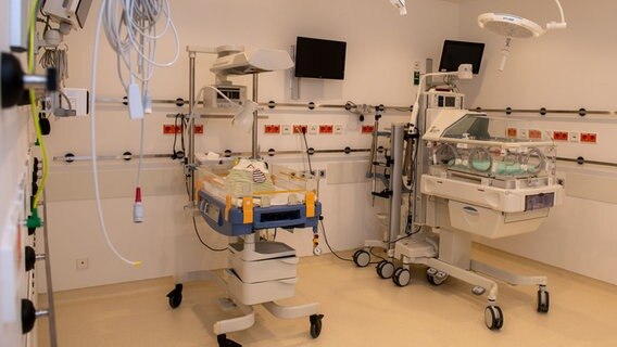 In einer Klinik stehen ein leeres Babybett und ein Inkubator. © picture alliance/dpa | Stefan Puchner Foto: Stefan Puchner
