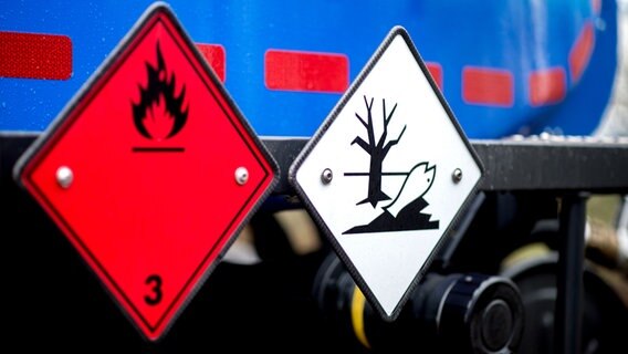 Gefahrgutzeichen hängen an einem Tanklaster. (Symbolbild) © picture alliance/dpa Foto: Hauke-Christian Dittrich