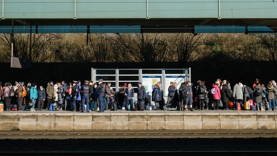 Geflüchtete aus der Ukraine warten an einem überfüllten Bahnsteig auf die Weiterfahrt zum Hauptbahnhof. © picture alliance/dpa Foto: Ole Spata