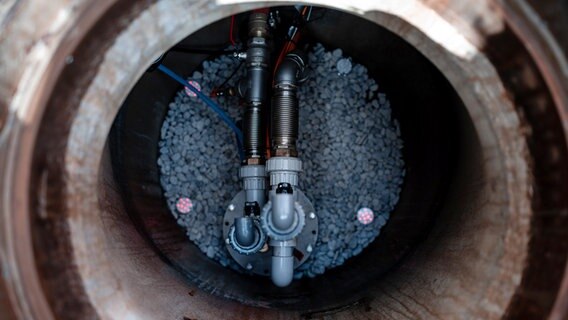 Rohre sind in einem Brunnenkopf eines Wärmespeichers zu sehen. © dpa-Bildfunk Foto: Fabian Strauch
