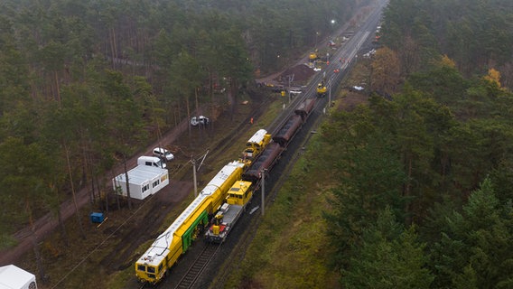 Mitarbeiter der Deutschen Bahn verlegen neue Schienen an der Unfallstelle (Aufnahme mit einer Drohne). © dpa-Bildfunk Foto: Philipp Schulze/dpa