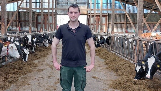 Der Landwirt Sven Kück steht im Kuhstall seines Hofs nahe des Gnarrenburger Moors. © NDR Info Foto: Arne Schulz