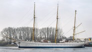Das Marine-Segelschulschiff «Gorch Fock» wird von Schleppern aus der Lürssen-Werft gezogen. © picture alliance/dpa Foto: Sina Schuldt