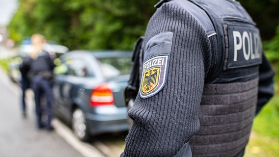 Bundespolizisten kontrollieren Fahrzeuge nahe der Grenze zu den Niederlanden. © picture alliance/dpa | Guido Kirchner Foto: Guido Kirchner