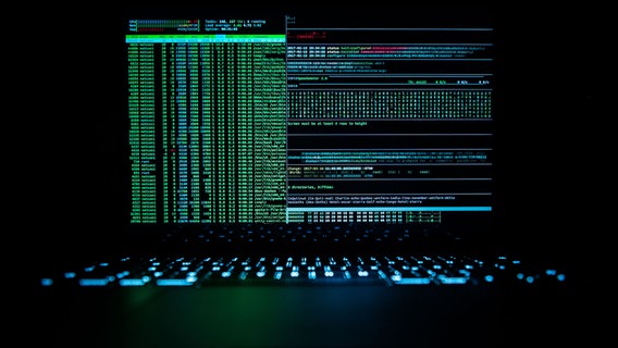 Ein Hackerprogramm ist auf einem Laptop geöffnet. © picture alliance/dpa Foto: Silas Stein