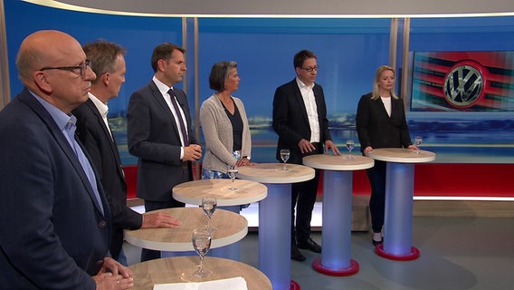 Vertreter von CDU, SPD, Grünen, FDP, Linken und AfD stehen im NDR Studio. © NDR 
