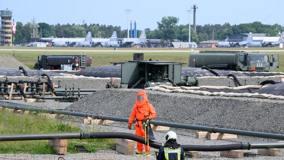 Soldaten üben eine Leckage in einem mobilen Feldtanklager am Fliegerhorst Wunstorf. © dpa Foto: Julian Stratenschulte