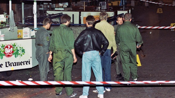 Polizeibeamte sichern am 29.08.1992 in Hannover Spuren eines Bombenanschlags auf dem Altstadtfest. © dpa-Bildfunk Foto: Frank Westphal