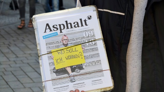 Eine Person hält das Straßenmagazin "Asphalt" in der Hand. © picture alliance / dpa | Anna-Lena Sachs Foto: Anna-Lena Sachs