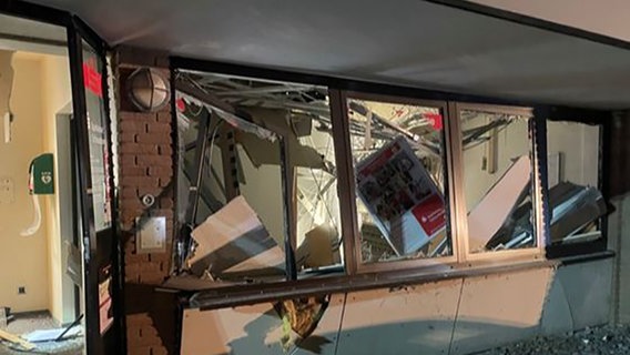 Das Gebäude einer Bank Auetal im Landkreis Schaumburgist ist stark beschädigt, nachdem Unbekannte  einen Geldautomaten gesprengt haben. © Polizei Göttingen 