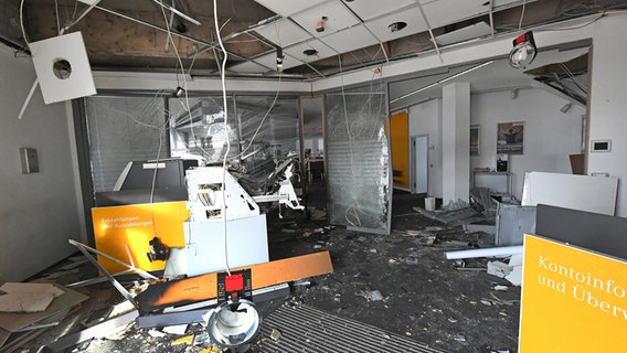 Zerstört und verwüstet sind ein Geldautomat und die Inneneinrichtung einer Bankfiliale nach der Sprengung eines Geldautomaten in Langenhagen. © dpa-Bildfunk Foto: Holger Holleman