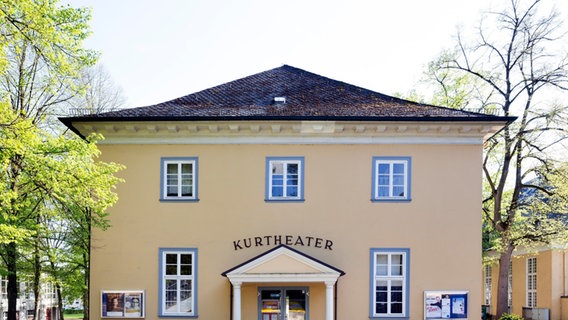 Das Kurtheater in Bad Pyrmont im Jahr 2016. © picture alliance / imageBROKER | Thomas Robbin Foto: Thomas Robbin
