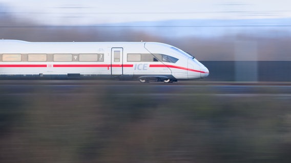 Ein ICE der Deutschen Bahn fährt in der Region Hannover. © picture alliance/dpa | Julian Stratenschulte Foto: Julian Stratenschulte