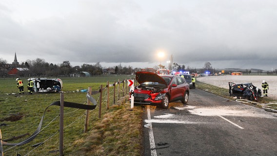 Ein Auto liegt nach einem Unfall auf einem Feld. © picture alliance/dpa/Frank Tunnat Foto: Frank Tunnat