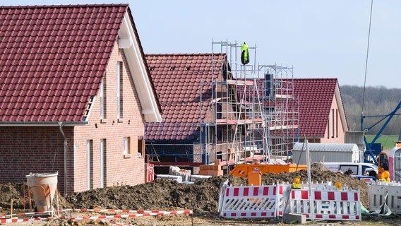 Eine Baustelle auf der Einfamilienhäuser am Stadtrand von Hannover entstehen. © picture alliance/dpa | Julian Stratenschulte Foto: Julian Stratenschulte