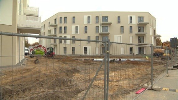 Zaun vor einer Baustelle (Neubaugebiet). © NDR 