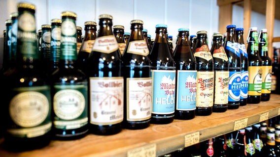 Hannover: Die Flaschen verschiedener Biermarken stehen in einem Regal in einem Laden im Stadtteil Linden. © picture alliance/dpa Foto: Hauke-Christian Dittrich