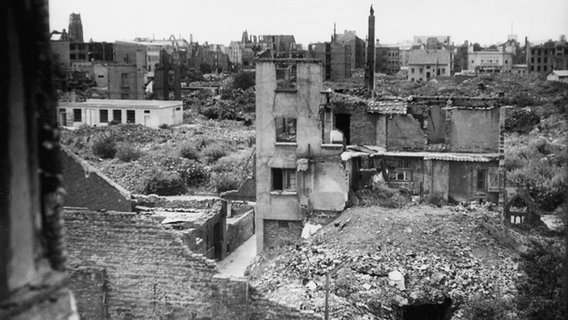 Blick über die zerstörte Hannoveraner Südstadt von einem Gebäude aus der Seilerstraße © Historisches Museum Hannover 
