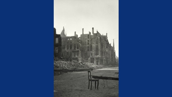 Straßenansicht mit Trümmern aus der zerstörten Hannoveraner Südstadt infolge des Bombenangriffs in der Nacht vom 8. auf den 9. Oktober. © Historisches Museum Hannover 